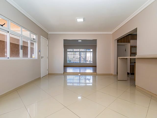 Casa com 450m² 5 quartos e 2 banheiros, à venda, no bairro Guabirotuba em Curitiba