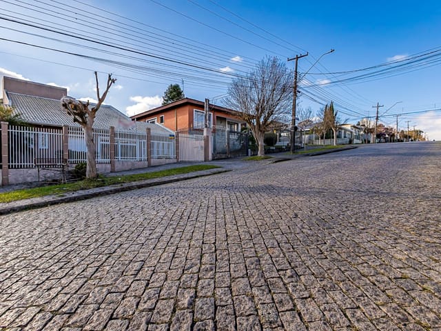Casa com 450m² 5 quartos e 2 banheiros, à venda, no bairro Guabirotuba em Curitiba