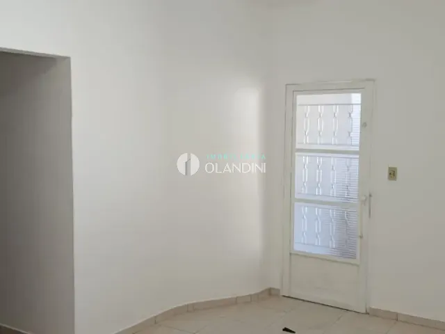 Casa com 180m² 2 quartos e 1 banheiro, para alugar, no bairro Parque Residencial Humberto Rossetti em Artur Nogueira
