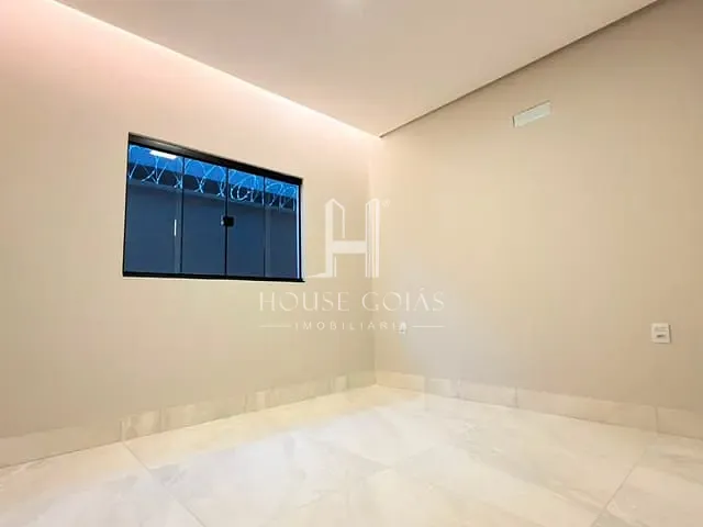 Casa com 180m² 3 quartos e 3 banheiros, à venda, no bairro Setor Garavelo em Goiânia
