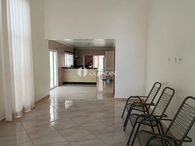 Casa com 360m² 3 quartos e 2 banheiros, para alugar, no bairro Residencial Manhattan em Artur Nogueira