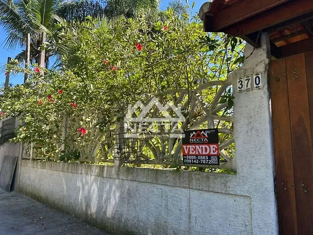 Casa com 490m² 2 quartos e 2 banheiros, à venda, no bairro Martim de Sá em Caraguatatuba