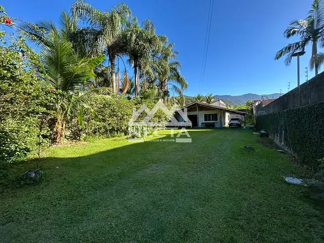 Casa com 490m² 2 quartos e 2 banheiros, à venda, no bairro Martim de Sá em Caraguatatuba