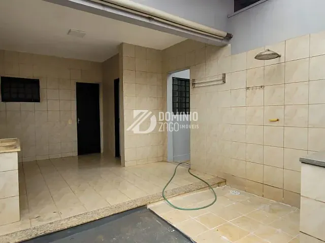 Casa com 600m² 4 quartos e 2 banheiros, para alugar, no bairro Santa Marta em Uberaba