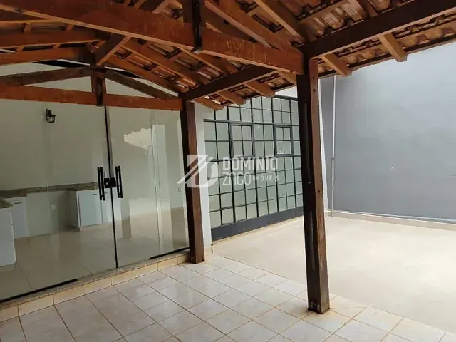 Casa com 600m² 4 quartos e 2 banheiros, para alugar, no bairro Santa Marta em Uberaba