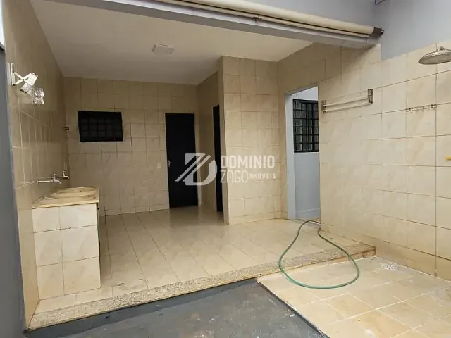 Casa com 600m² 4 quartos e 2 banheiros, para alugar, no bairro Santa Marta em Uberaba