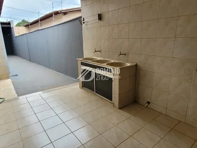 Casa com 600m² 4 quartos e 2 banheiros, para alugar, no bairro Santa Marta em Uberaba