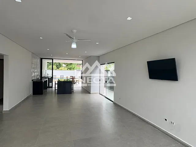 Casa 3 quartos e 4 banheiros, à venda, no bairro Mar Verde II em Caraguatatuba