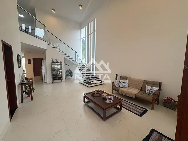 Casa com 384m² 4 quartos e 5 banheiros, à venda, no bairro Mar Verde II em Caraguatatuba