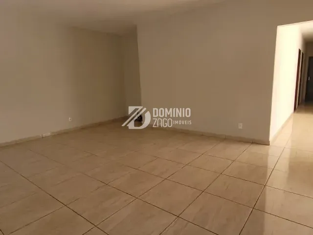 Casa com 325m² 3 quartos e 2 banheiros, para alugar, no bairro Olinda em Uberaba