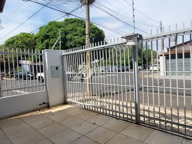 Casa com 325m² 3 quartos e 2 banheiros, para alugar, no bairro Olinda em Uberaba