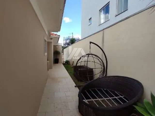 Casa com 378m² 3 quartos e 3 banheiros, à venda, no bairro Uvaranas em Ponta Grossa