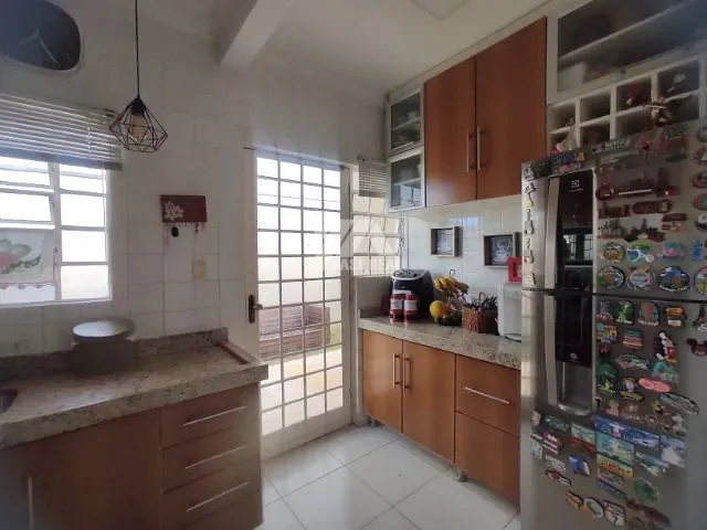 Casa com 378m² 3 quartos e 3 banheiros, à venda, no bairro Uvaranas em Ponta Grossa