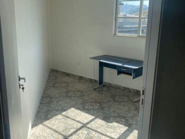 Casa com 140m², para alugar, no bairro Jardim Elvira em Osasco