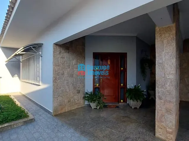 Casa com 417m² 4 quartos e 2 banheiros, à venda, no bairro Jardim Planalto em Guaxupé