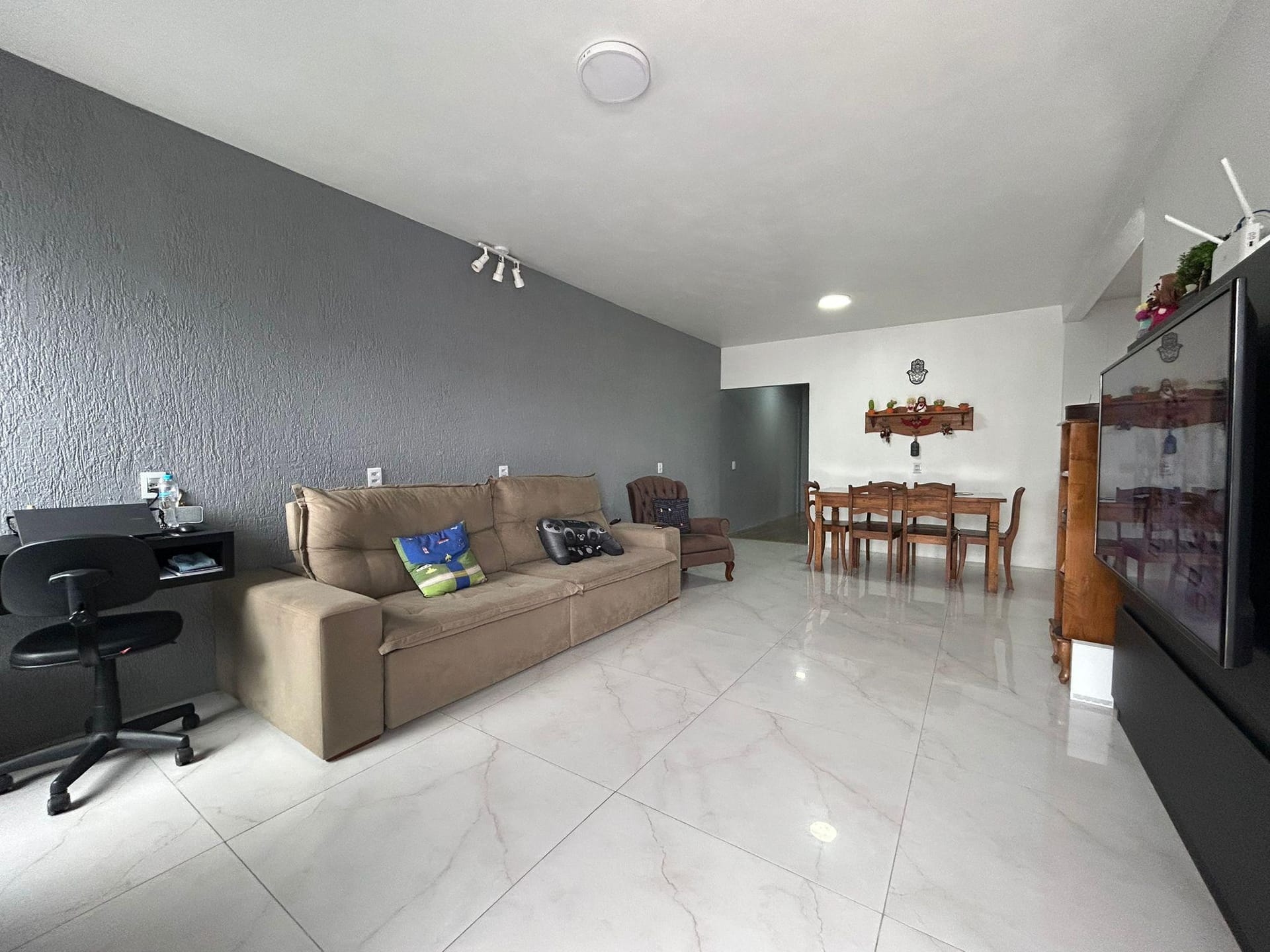 Casa à venda no Condomínio Domingos de Almeida, Areal:  96 m², 2 quartos, sala e cozinha integradas, piso porcelanato e 2 vagas.