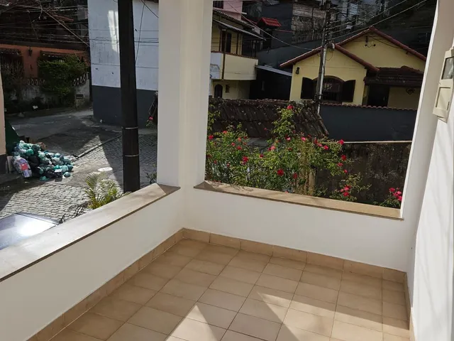 Casa 2 quartos e 1 banheiro, para alugar, no bairro Castrioto em Petrópolis