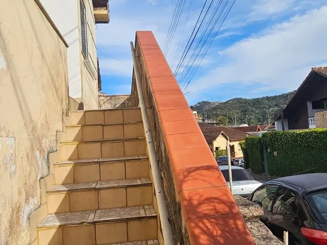 Casa 2 quartos e 1 banheiro, para alugar, no bairro Castrioto em Petrópolis