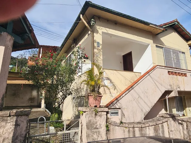Casa 2 quartos e 1 banheiro, para alugar, no bairro Castrioto em Petrópolis