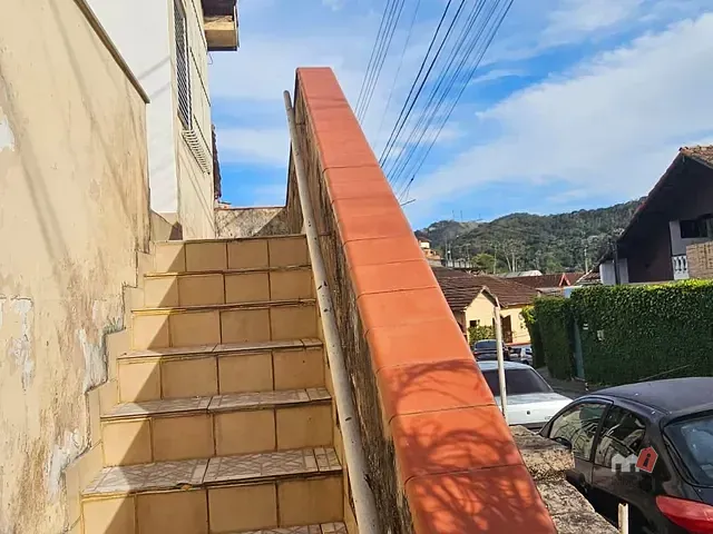 Casa 2 quartos e 1 banheiro, para alugar, no bairro Castrioto em Petrópolis