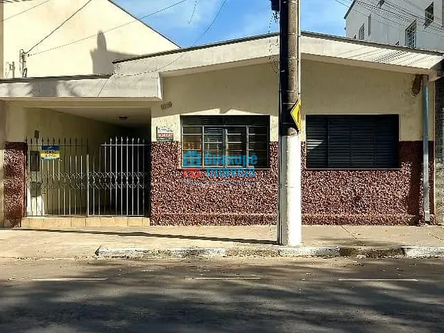 Casa à venda ou para alugar, no bairro Centro em Guaxupé