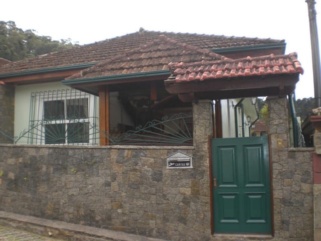 Casa 3 quartos e 1 banheiro, para alugar, no bairro Coronel Veiga em Petrópolis