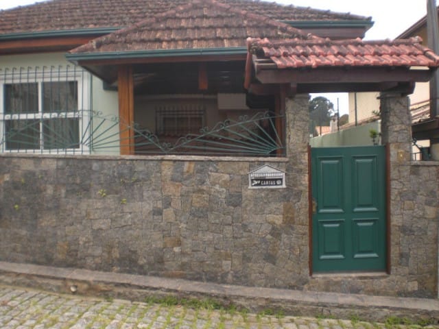 Casa 3 quartos e 1 banheiro, para alugar, no bairro Coronel Veiga em Petrópolis