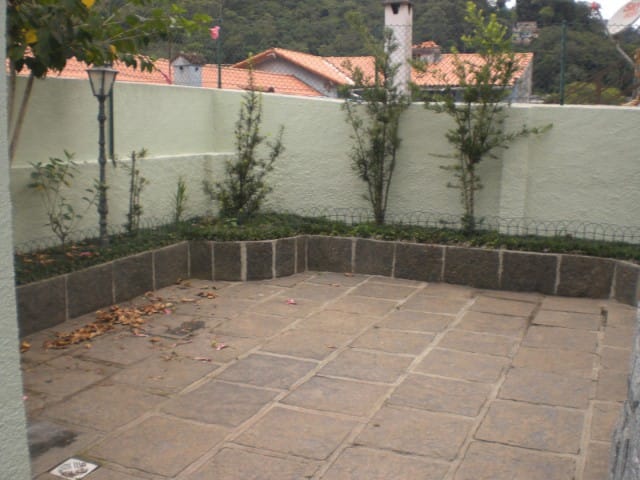 Casa 3 quartos e 1 banheiro, para alugar, no bairro Coronel Veiga em Petrópolis