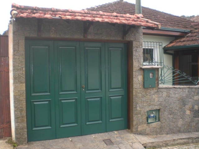 Casa 3 quartos e 1 banheiro, para alugar, no bairro Coronel Veiga em Petrópolis
