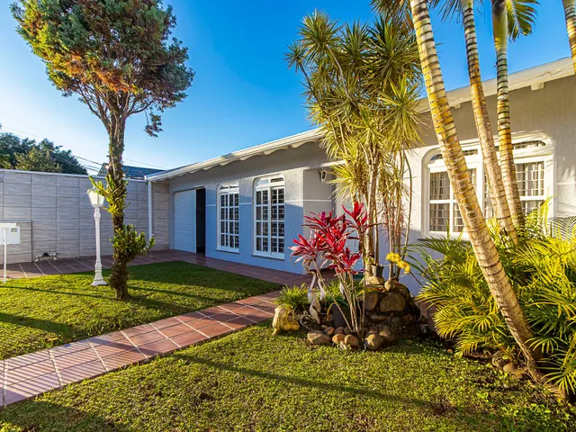 Casa com 170m² 3 quartos e 2 banheiros, à venda, no bairro Guabirotuba em Curitiba