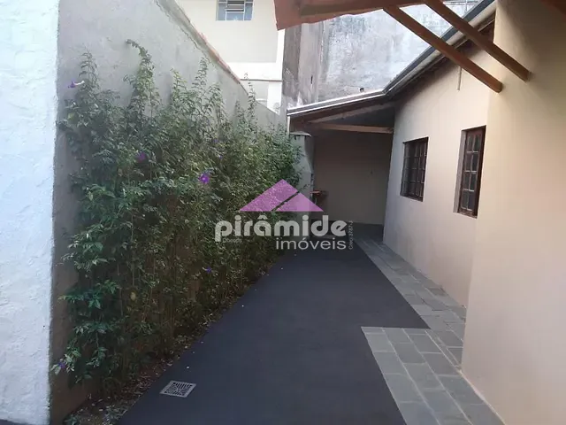 Casa com 330m² 4 quartos e 2 banheiros, à venda, no bairro Centro em Caraguatatuba