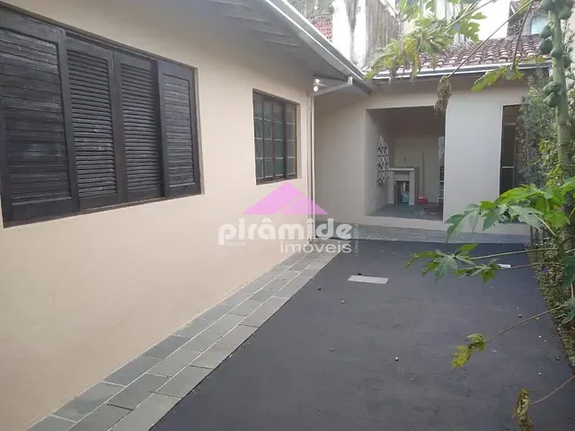 Casa com 330m² 4 quartos e 2 banheiros, à venda, no bairro Centro em Caraguatatuba