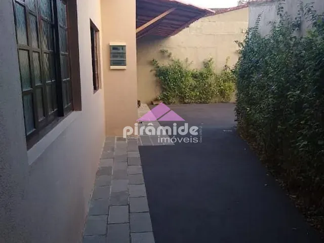 Casa com 330m² 4 quartos e 2 banheiros, à venda, no bairro Centro em Caraguatatuba