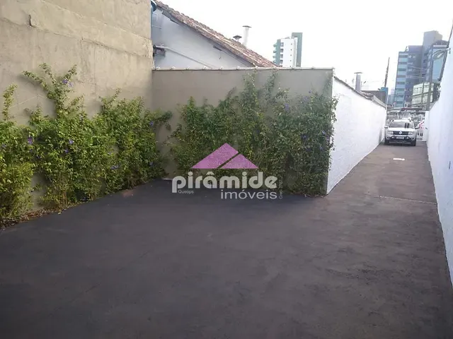 Casa com 330m² 4 quartos e 2 banheiros, à venda, no bairro Centro em Caraguatatuba