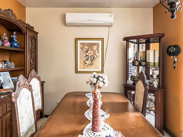 Casa com 300m² 4 quartos e 3 banheiros, à venda, no bairro Três Vendas em Pelotas