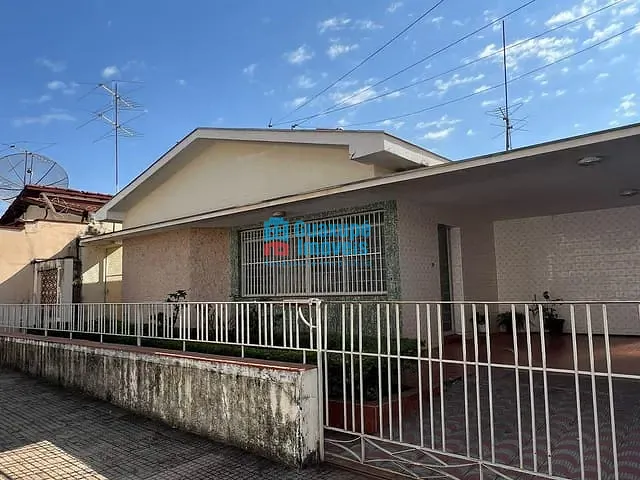 Casa 4 quartos e 2 banheiros, à venda, no bairro Centro em Guaxupé