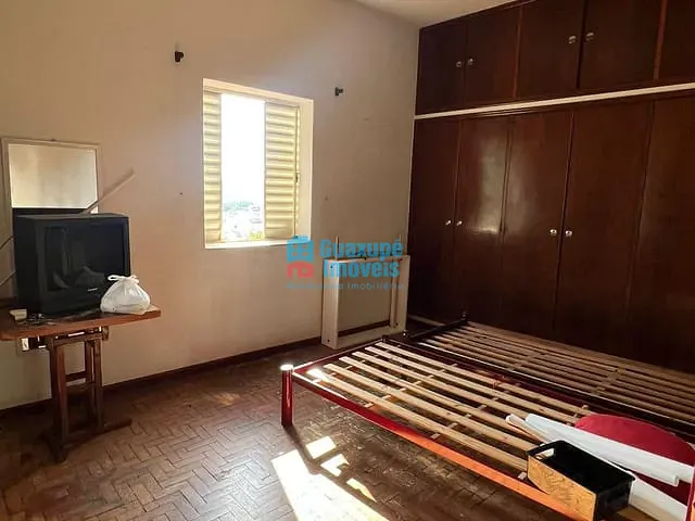 Casa 4 quartos e 2 banheiros, à venda, no bairro Centro em Guaxupé