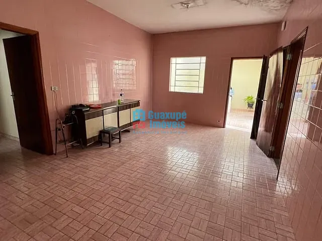 Casa 4 quartos e 2 banheiros, à venda, no bairro Centro em Guaxupé