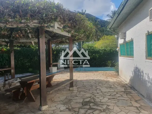 Casa com 500m² 5 quartos e 5 banheiros, à venda, no bairro Sumaré em Caraguatatuba