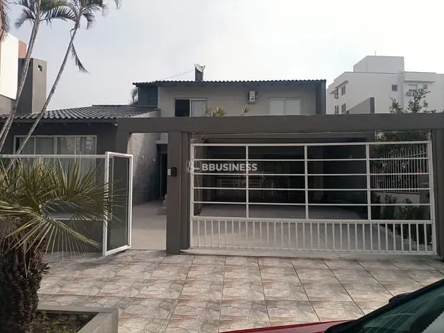 Casa 5 quartos e 2 banheiros, à venda, no bairro Centro em Torres