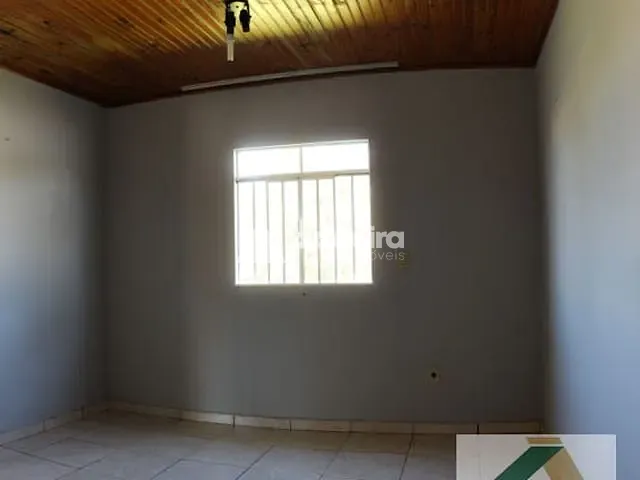 Casa 3 quartos e 2 banheiros, à venda, no bairro Uvaranas em Ponta Grossa
