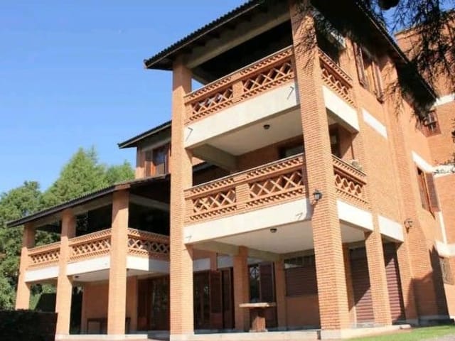 Casa com 1500m² 4 quartos e 8 banheiros, à venda, no bairro Nova Fazendinha em Carapicuíba