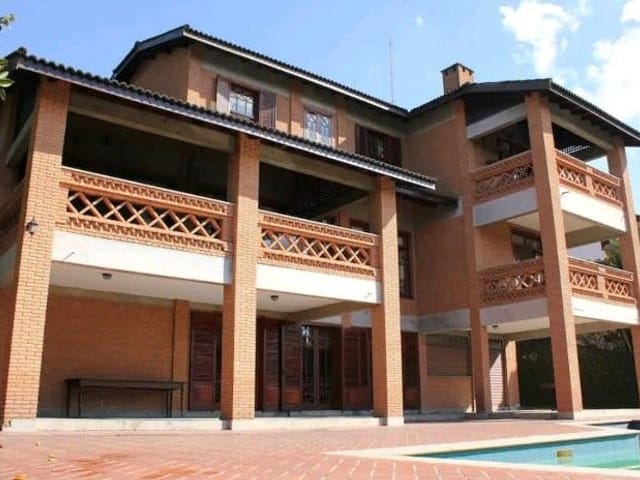 Casa com 1500m² 4 quartos e 8 banheiros, à venda, no bairro Nova Fazendinha em Carapicuíba