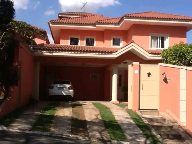 Casa com 660m² 3 quartos e 5 banheiros, à venda ou para alugar, no bairro Granja Viana em Cotia