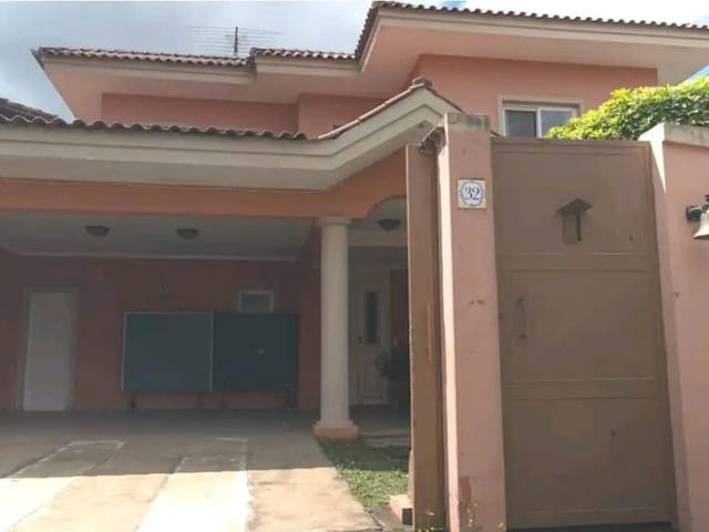 Casa com 660m² 3 quartos e 5 banheiros, à venda ou para alugar, no bairro Granja Viana em Cotia