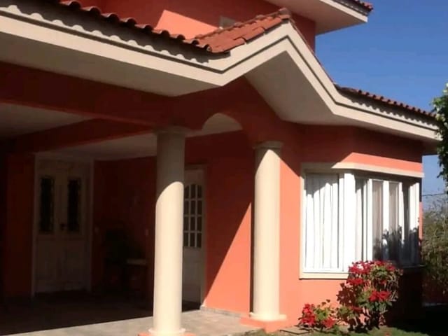 Casa com 660m² 3 quartos e 5 banheiros, à venda ou para alugar, no bairro Granja Viana em Cotia