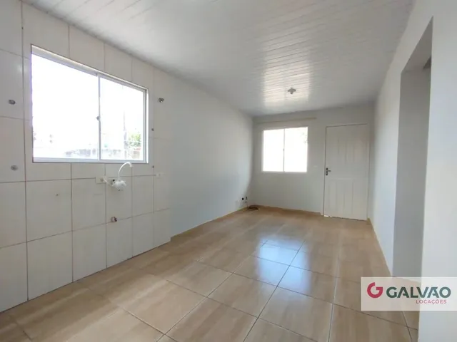 Casa 2 quartos e 1 banheiro, para alugar, no bairro Portão em Curitiba