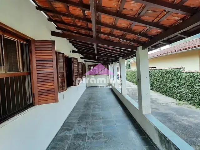 Casa com 360m² 4 quartos e 2 banheiros, à venda, no bairro Martin de Sá em Caraguatatuba