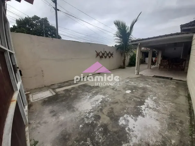 Casa com 250m² 4 quartos e 2 banheiros, à venda, no bairro Sumaré em Caraguatatuba