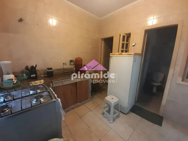 Casa com 250m² 4 quartos e 2 banheiros, à venda, no bairro Sumaré em Caraguatatuba